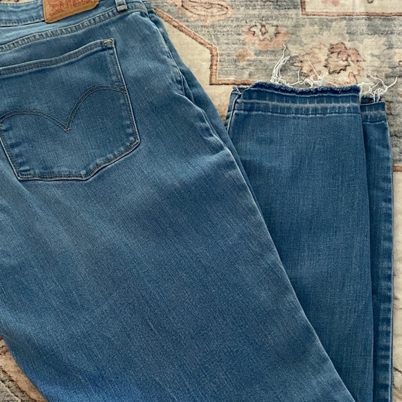 Levi's Light Blue Denim Jeans - Picture 3 of 11